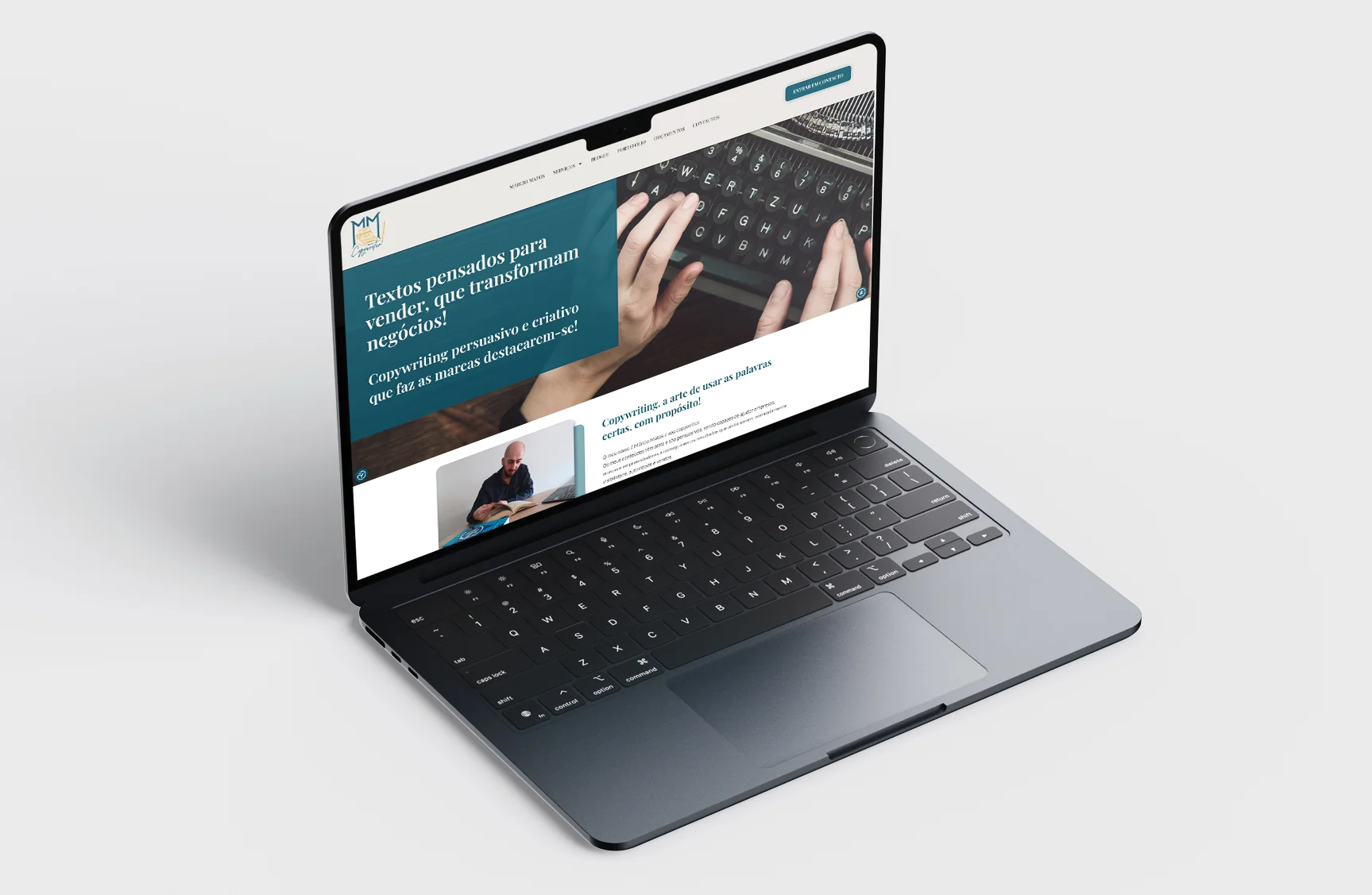 Mockup do website pessoal de Márcio Matos apresentado em computador