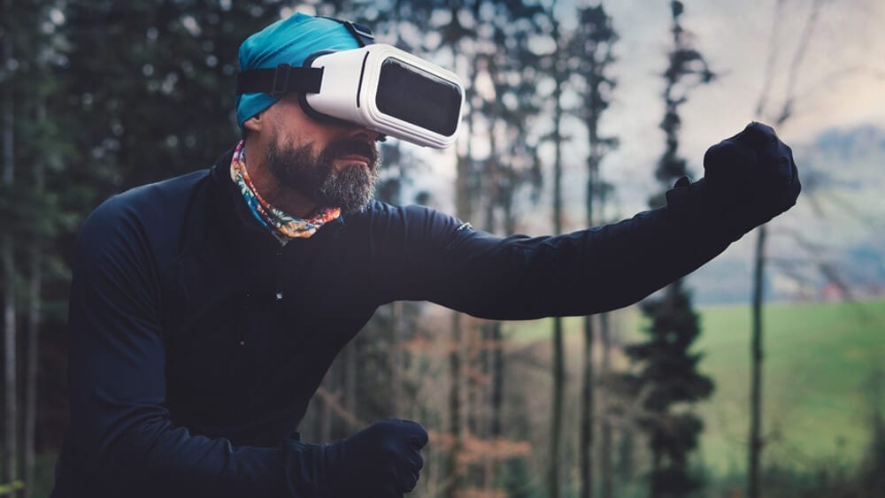 Homem com óculos de realidade virtual a praticar actividade física no exterior