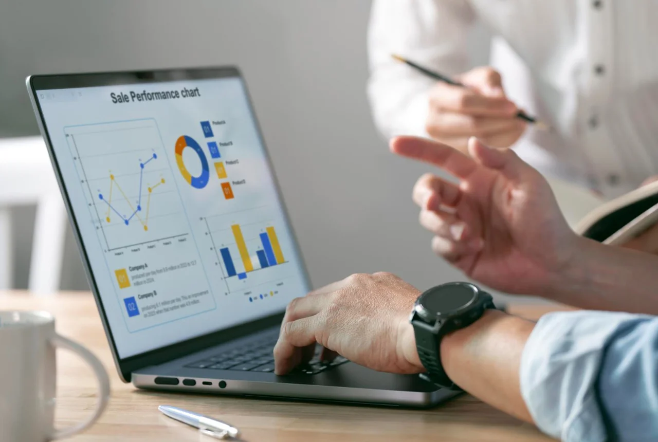 Vista superior de uma mesa de trabalho com vários dispositivos integrados para uma estratégia de marketing híbrida