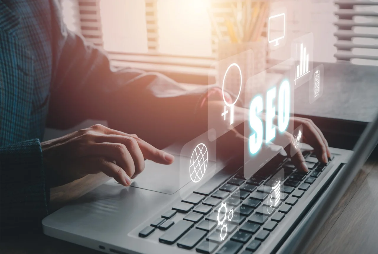 Empreendedor a refletir sobre a estratégia de marketing digital ideal para o seu perfil de negócio