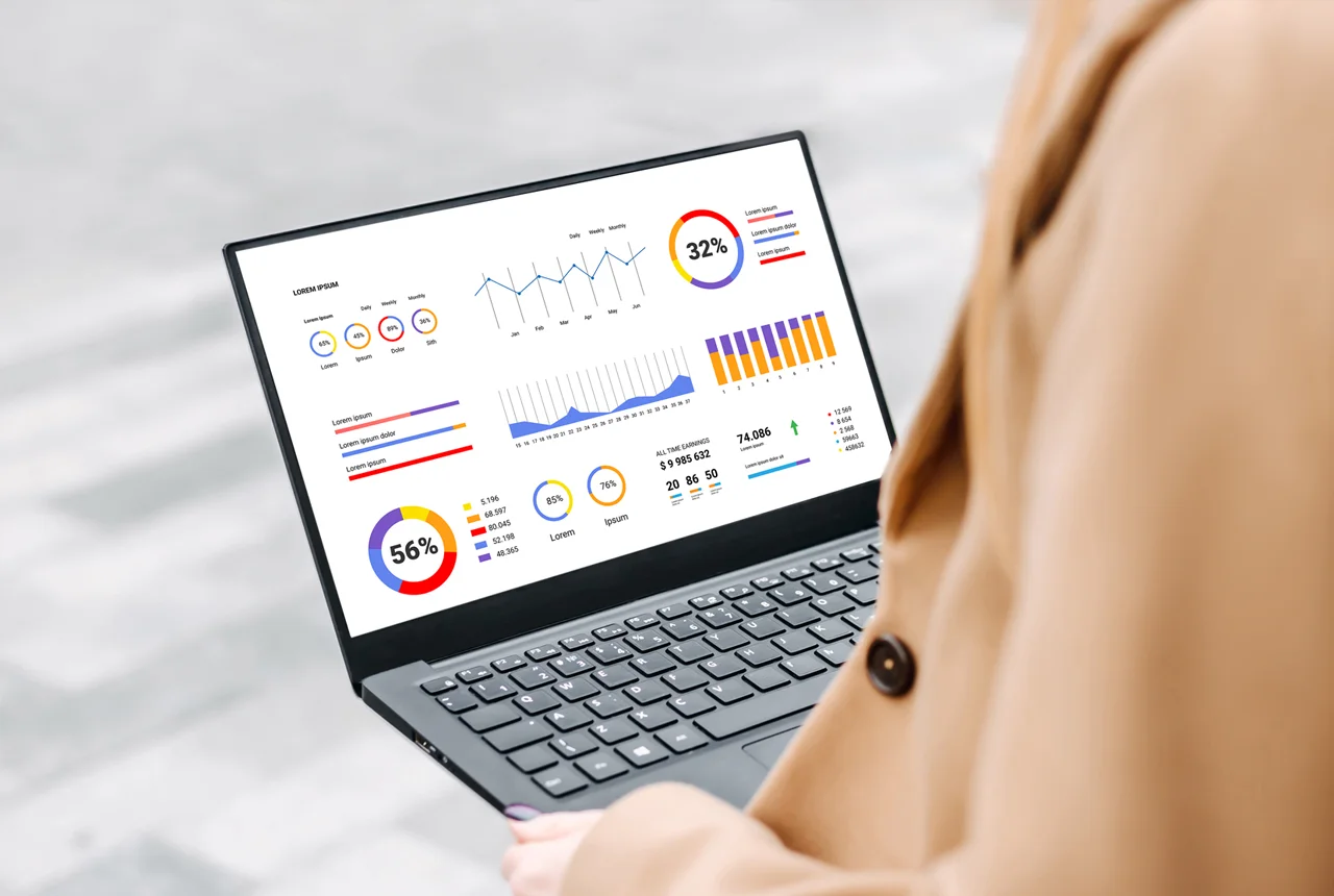 Mulher a utilizar computador portátil que apresenta gráficos de desempenho e métricas de sucesso de uma estratégia de SEO para PME.